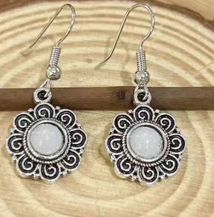 Charming Silver Earring for Any Occasion