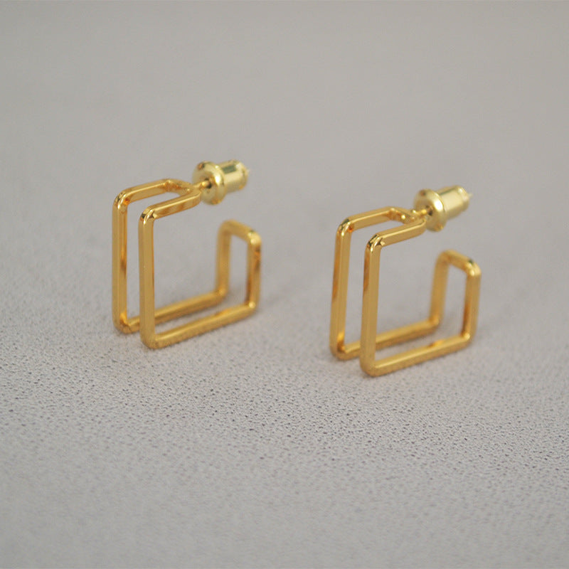 Classic Gold Earring with Timeless Appeal