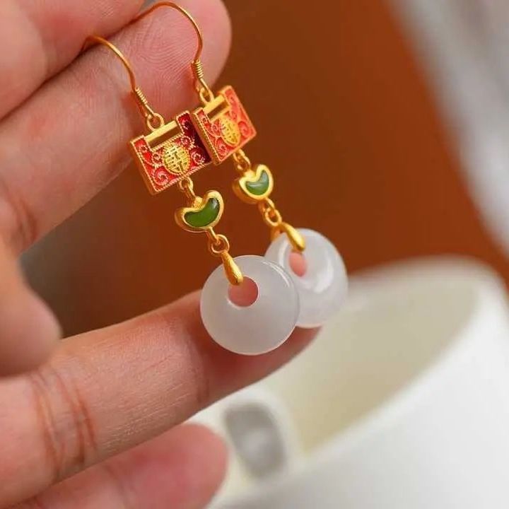 Charming Gold Earring for Any Occasion