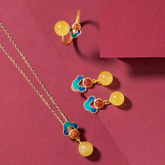 Classic Gold Earring with Timeless Appeal