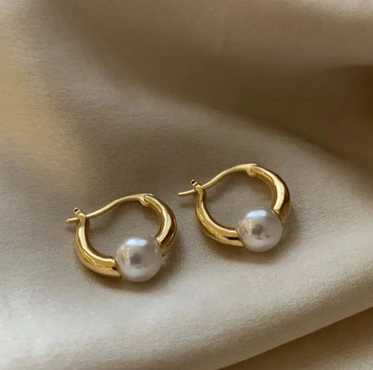 Romantic Gold Earring for Special Moments
