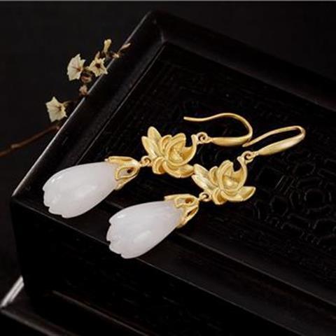 Charming Gold Earring for Any Occasion