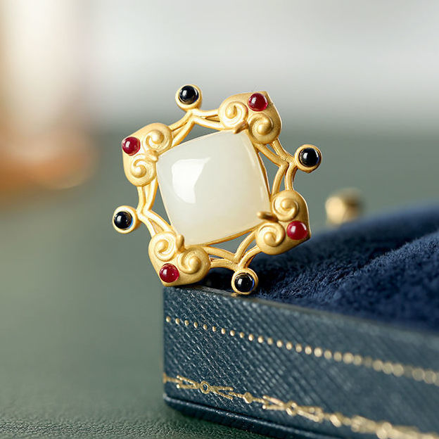 Elegant Gold Pendant for Every Occasion