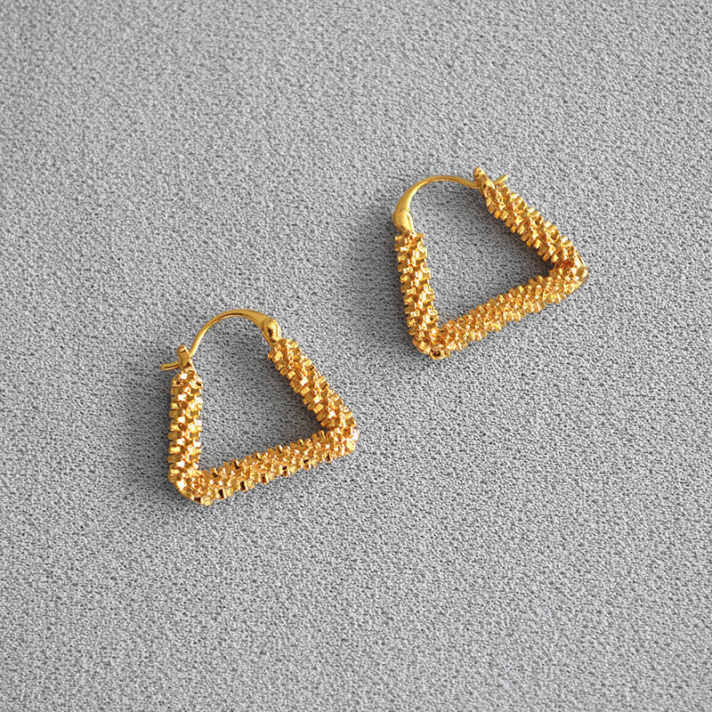 Charming Gold Earring for Any Occasion