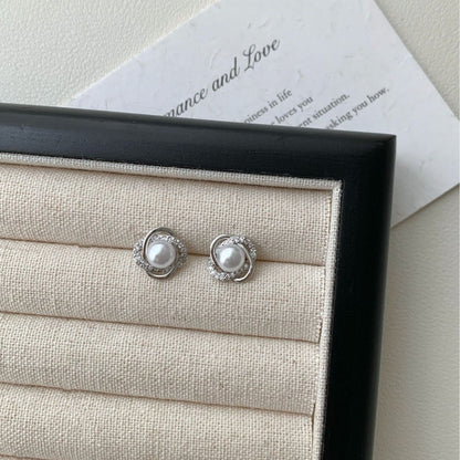 Classic Pearl Earring with Timeless Appeal