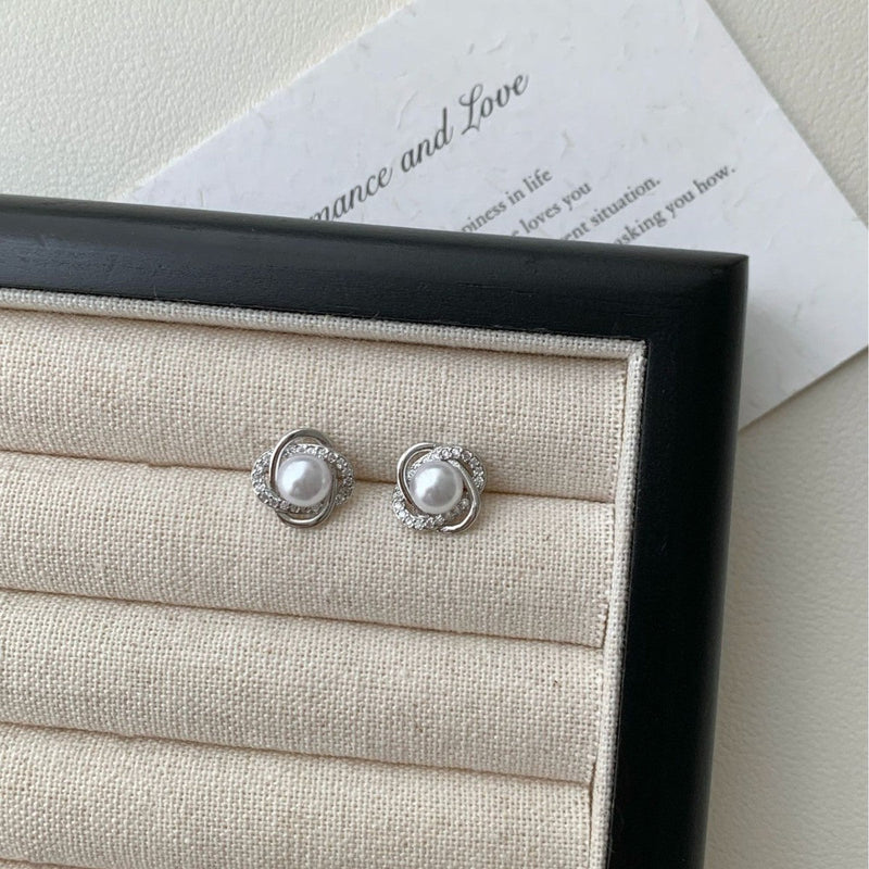 Classic Pearl Earring with Timeless Appeal