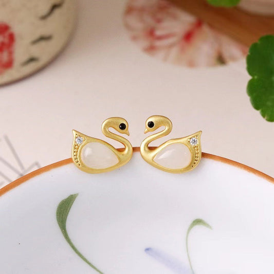 Classic Gold Earring with Timeless Appeal