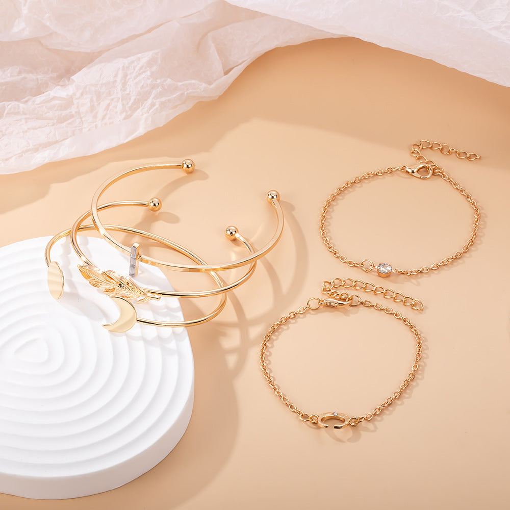 Romantic Gold Bracelet for Special Moments