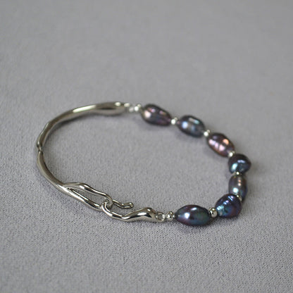 Romantic Gold Bracelet for Special Moments
