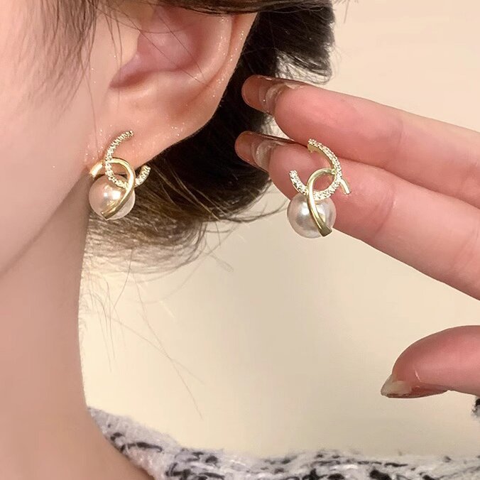 Beautiful Pearl Earring with Unique Style