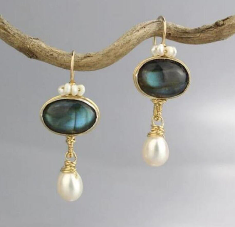 Charming Gold Earring for Any Occasion