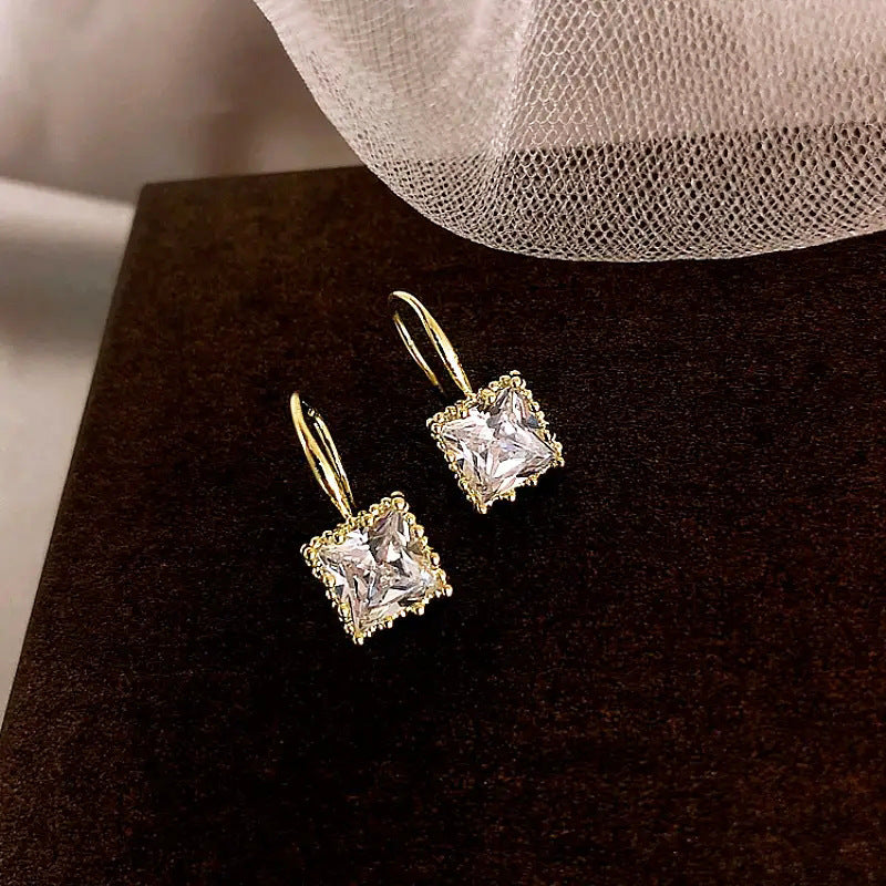 Charming Earring for Any Occasion