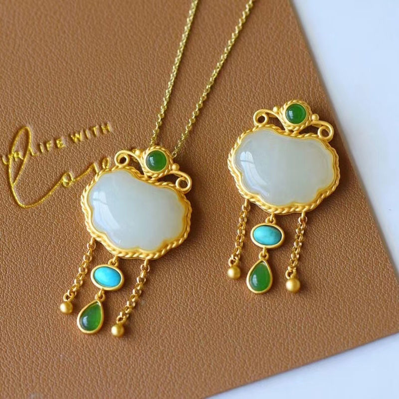 Romantic Gold Pendant for Special Moments