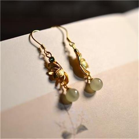 Charming Gold Earring for Any Occasion
