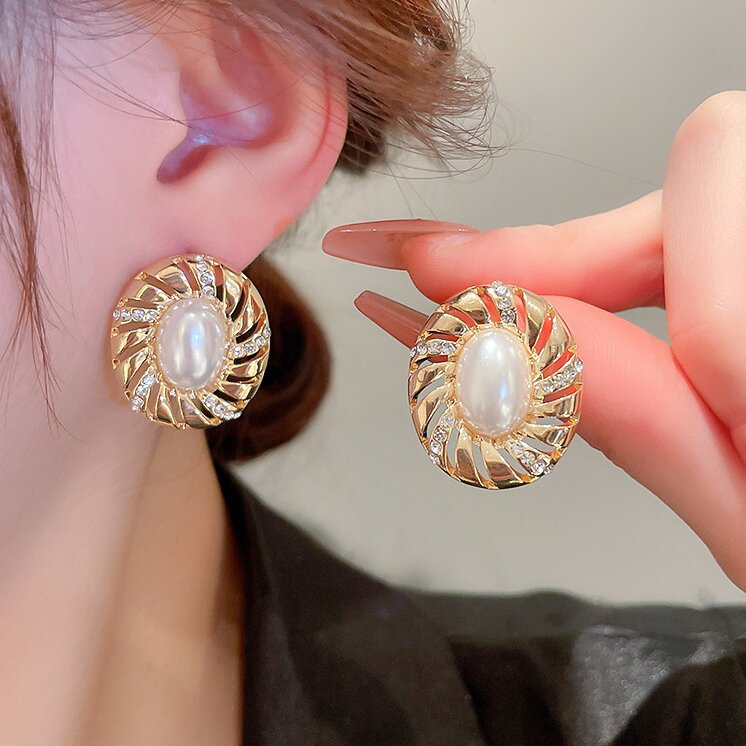 Romantic Pearl Earring for Special Moments