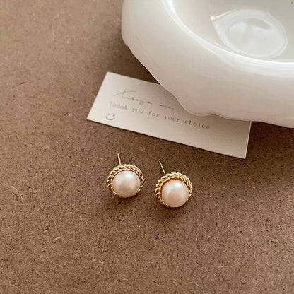 Charming Pearl Earring for Any Occasion