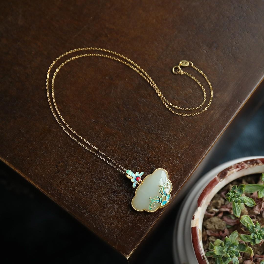 Beautiful Gold Necklace with Unique Style