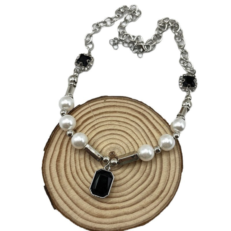Beautiful Pearl Necklace with Unique Style