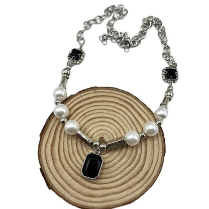 Beautiful Pearl Necklace with Unique Style