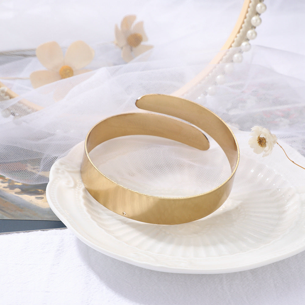 Classic Gold Bracelet with Timeless Appeal