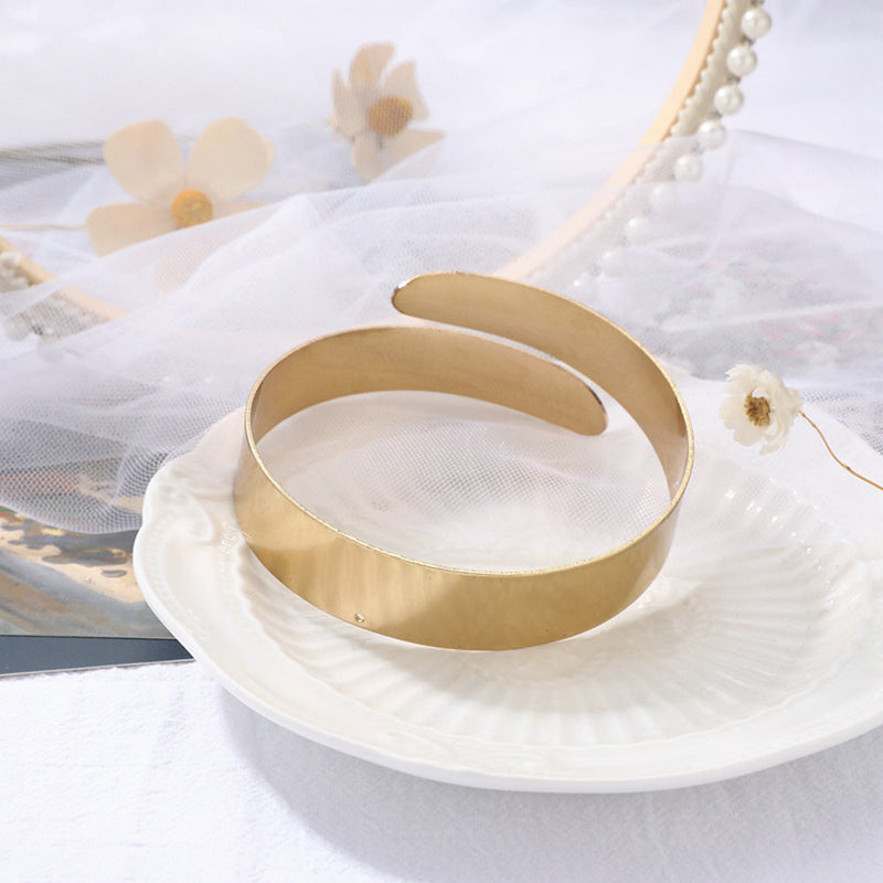 Classic Gold Bracelet with Timeless Appeal