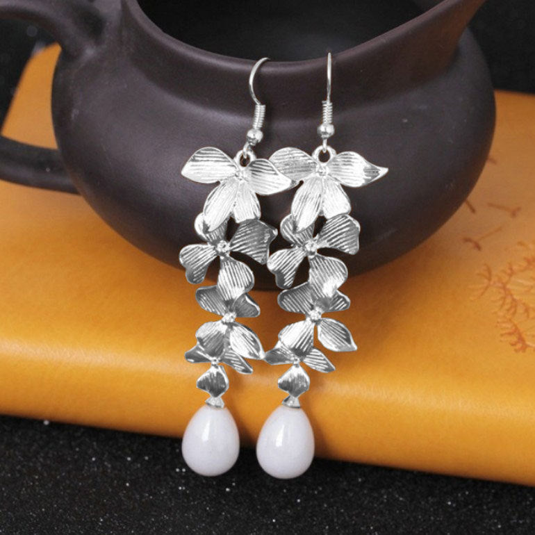 Classic Gold Earring with Timeless Appeal