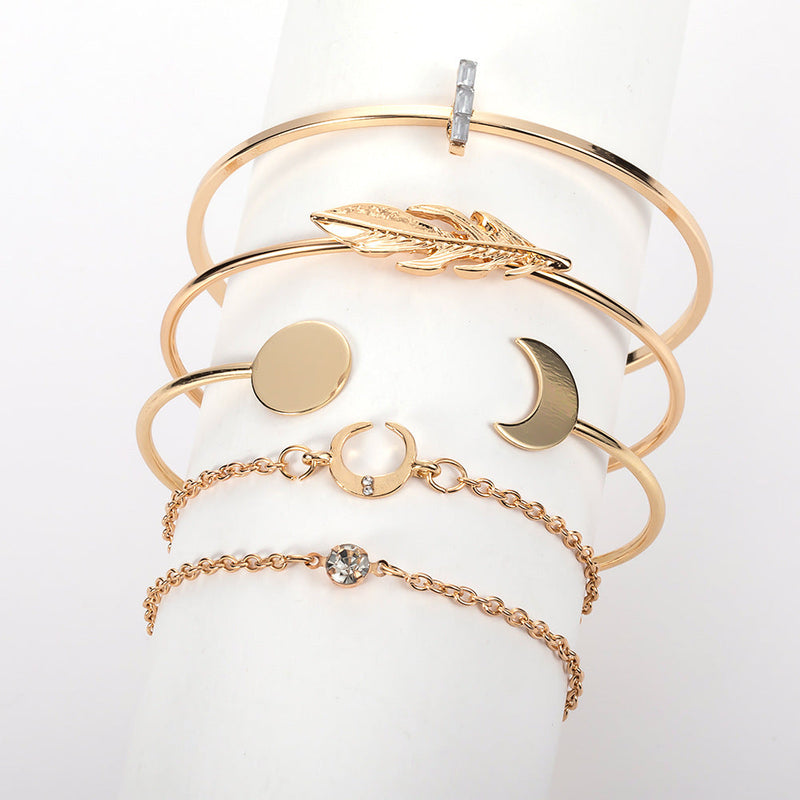 Romantic Gold Bracelet for Special Moments