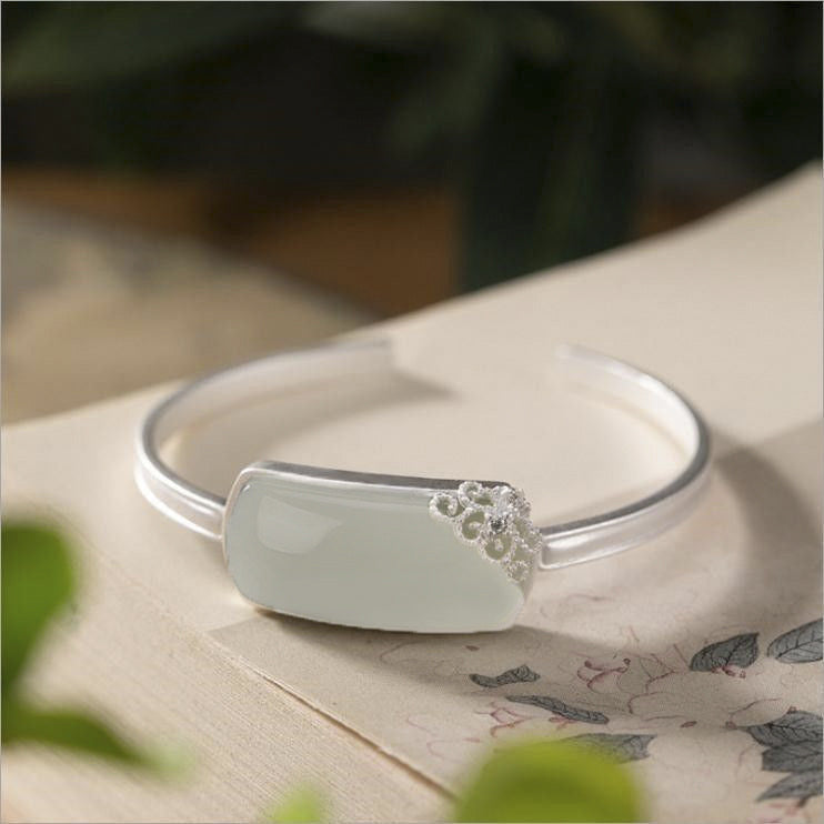 Classic Gold Bracelet with Timeless Appeal
