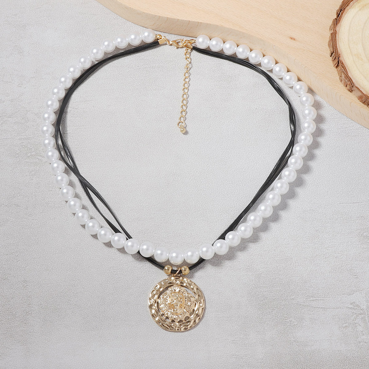 Beautiful Pearl Necklace with Unique Style