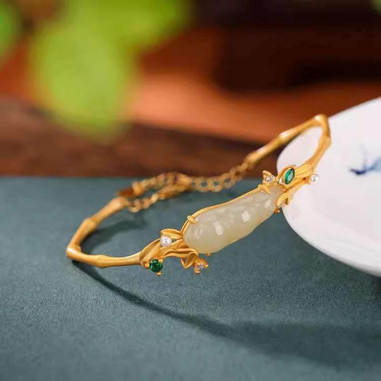 Romantic Gold Bracelet for Special Moments