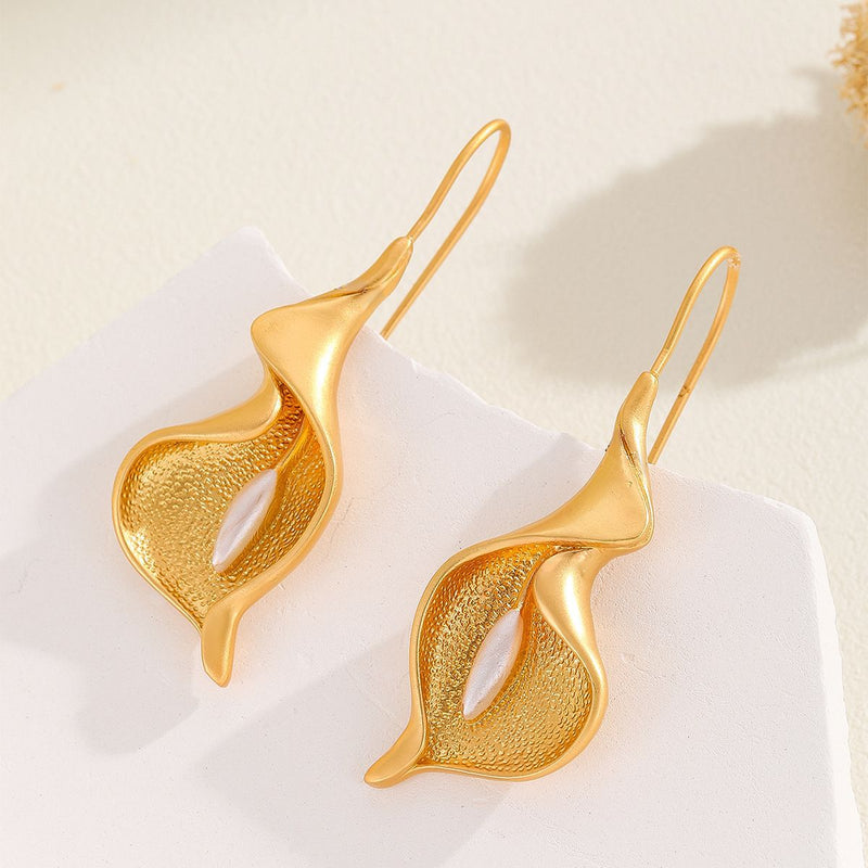 Romantic Pearl Earring for Special Moments