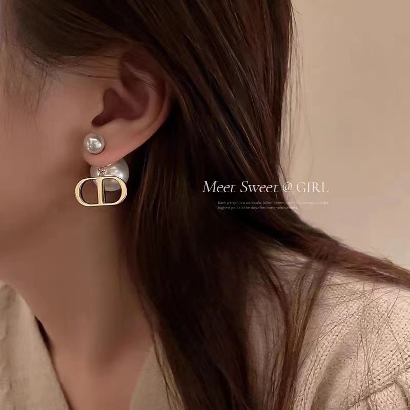 Charming Pearl Earring for Any Occasion