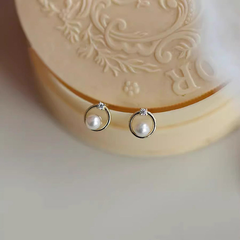 Classic Pearl Earring with Timeless Appeal