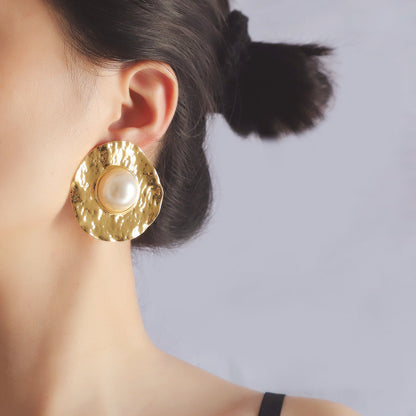 Classic Pearl Earring with Timeless Appeal