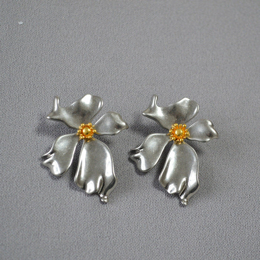 Romantic Gold Earring for Special Moments