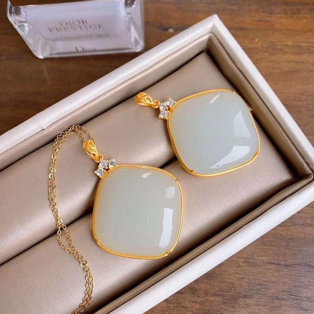 Beautiful Gold Necklace with Unique Style