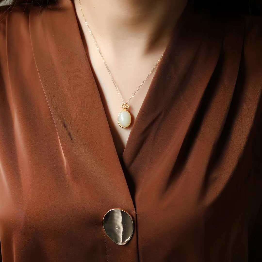 Romantic Silver Necklace for Special Moments
