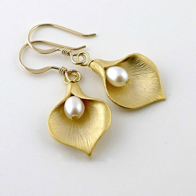 Classic Pearl Earring with Timeless Appeal