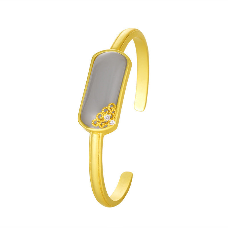 Classic Gold Bracelet with Timeless Appeal