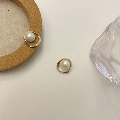 Classic Pearl Earring with Timeless Appeal