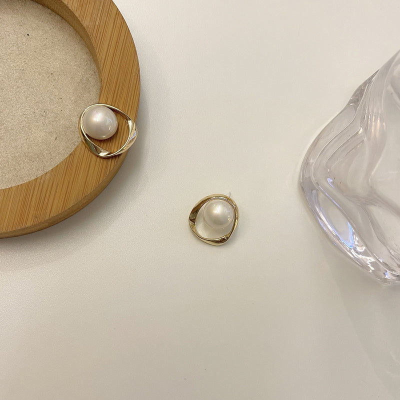 Classic Pearl Earring with Timeless Appeal