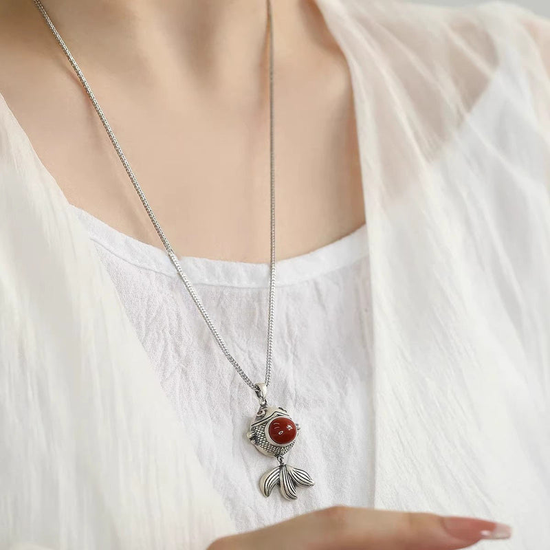 Classic Silver Necklace with Timeless Appeal
