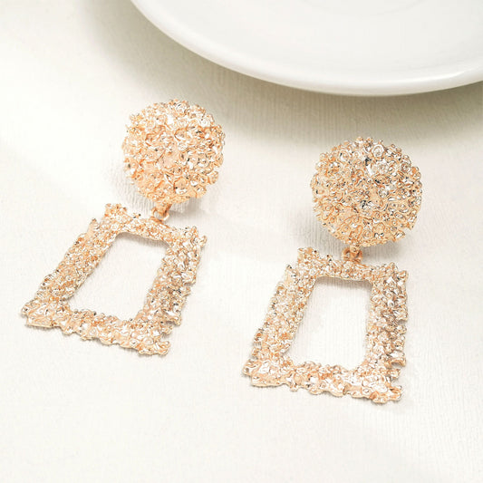 Charming Gold Earring for Any Occasion