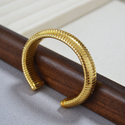 Classic Gold Bracelet with Timeless Appeal