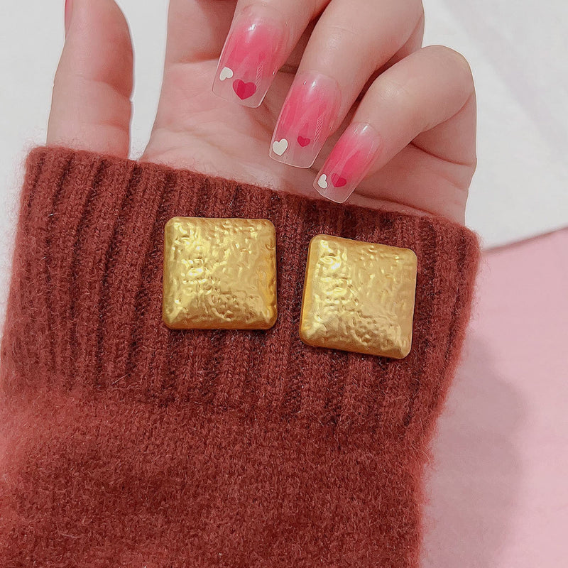 Romantic Gold Earring for Special Moments