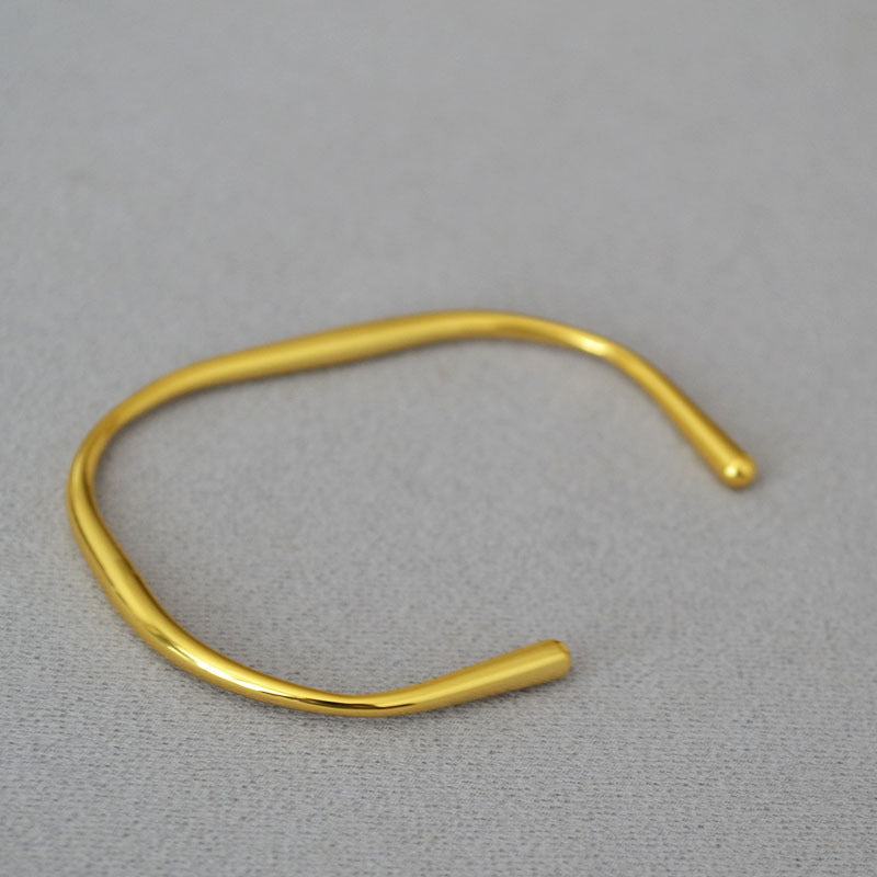 Romantic Gold Bracelet for Special Moments