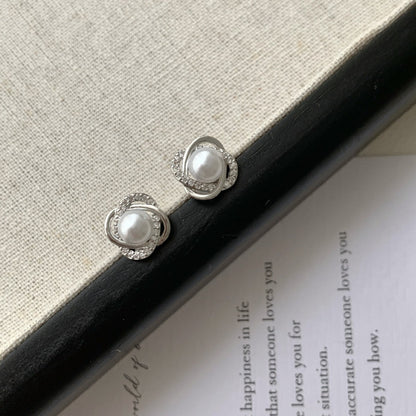 Classic Pearl Earring with Timeless Appeal