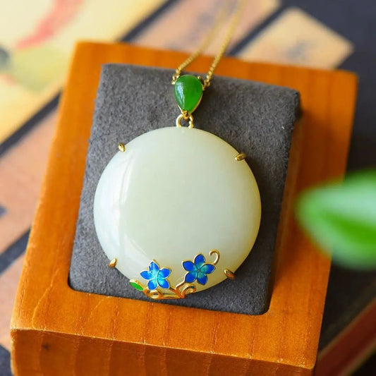 Charming Silver Necklace for Any Occasion