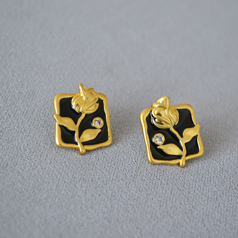 Charming Gold Earring for Any Occasion