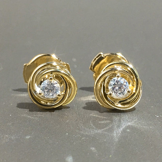 Charming Gold Earring for Any Occasion